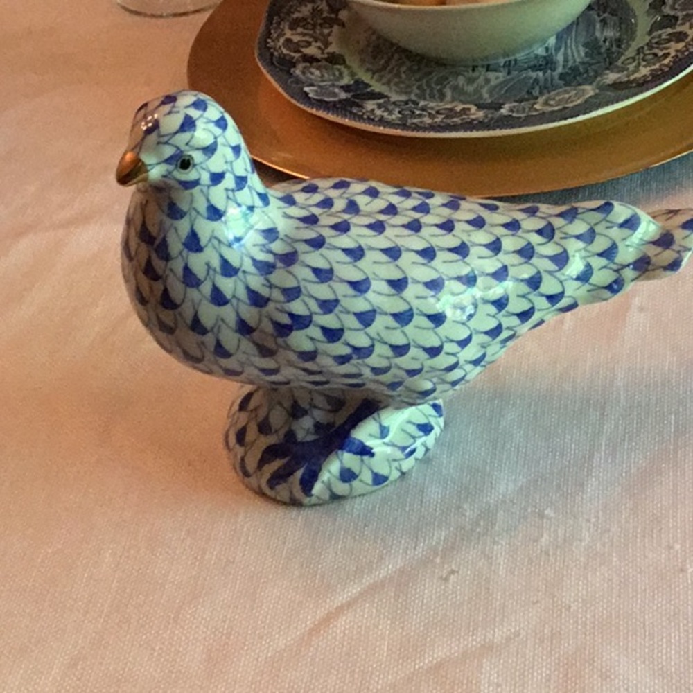 Rare Herend/Sadek?chinoiserie blue & white fishnet porcelain dove with gold beak